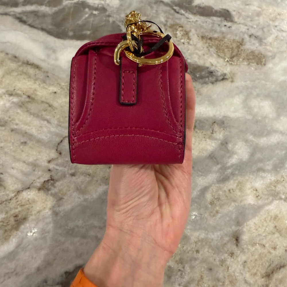 Gorgeous and adorable NWT raspberry colored Moschino pouch - Picture 4 of 6